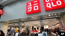 在这张2010年4月7日的照片中,一位路人看着日本东京的优衣库商店。(美联社照片)