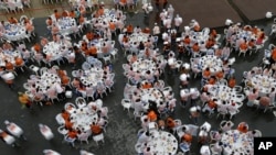 2016年5月6日从中国上海,青岛和北京来的游客在韩国首尔品尝韩国传统的人参鸡汤