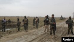 阿富汗国民军士兵抵达前一夜塔利班与政府军在昆都士冲突的现场。(2020年3月4日)