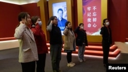 资料照:中国年轻人在北京举办的中共历史展上向中共领导人习近平宣誓。(2022年4月22日)