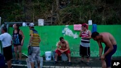 受飓风玛利亚影响的波多黎各灾民排队等待领取饮用水。