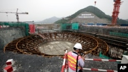 记者2009年6月4日观看中国浙江三门核电站工地。(资料照)