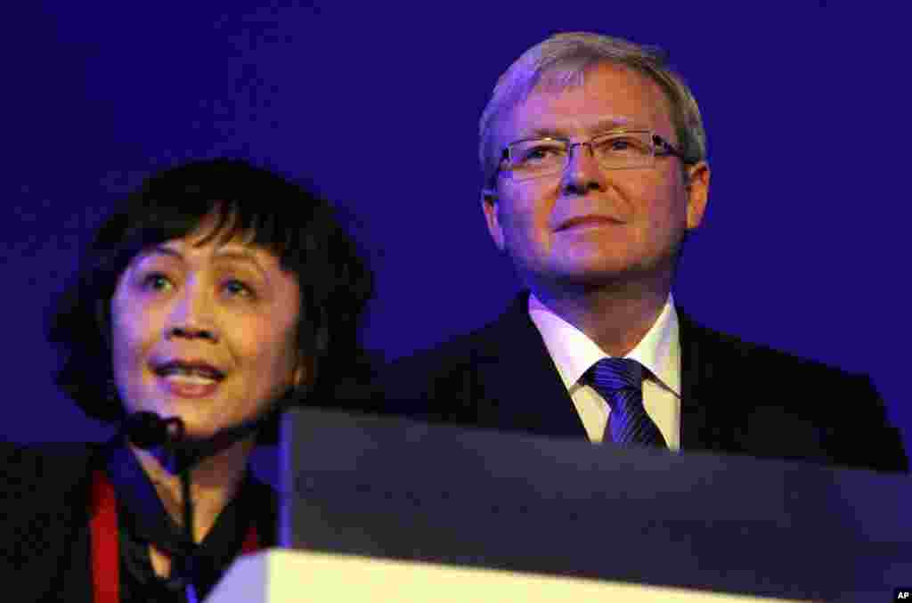 2010年11月中国财新传媒总编辑胡舒立在一次会议上介绍澳大利亚外长陆克文。2017年6月1日,美国财经杂志《福布斯》的网站报道说:“中国有名望的新闻人之一,财新传媒的创始人胡舒立正在要求纽约州法官杰拉德·莱博维奇强迫郭交出文件和录音录像,以便支持他对胡和财新的指控。” 这似乎意味着胡舒立已经在美国起诉了郭文贵。 郭文贵6月3日表示非常欢迎潘石屹和胡舒立在美国起诉他。