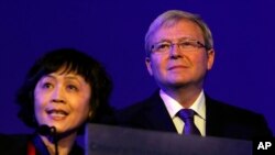 中国财新传媒总编辑胡舒立2010年11月在一次会议上介绍澳大利亚外长陆克文(右)。