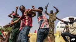 2019年4月11日,人们庆祝奥马尔·巴希尔总统在苏丹喀土穆的三十年独裁统治结束。