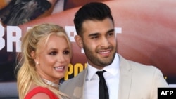 Penyanyi AS Britney Spears (kiri) dan kekasihnya Sam Asghari tiba untuk pemutaran perdana film Sony Pictures "Once Upon a Time... in Hollywood" di TCL Chinese Theatre di Hollywood, California pada 22 Juli 2019. (Foto: AFP)