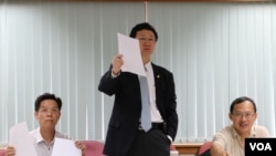 “两岸政策协会”理事长童振源(中)