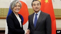 中国外长王毅在北京钓鱼台国宾馆会见到访的韩国外长康京(左)。(2017年11月22日)