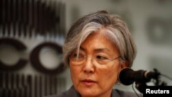 韩国外交部长康京和星期一在首尔举行的新闻发布会上讲话。(2017年9月11日)