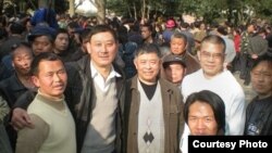 贵州人权人士在人民广场。左起:田祖湘、廖双元、糜崇标、陈西、雍志明、小王)(资料照片,来自网络)