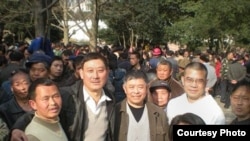 贵州人权人士在人民广场(左起:田祖湘、廖双元、糜崇标、陈西、雍志明、小王)