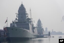 2025年1月15日,印度孟买海军造船厂举行“尼尔吉里”号航母(左 INS Nilgiri)、潜艇 “瓦格谢尔号”(右 Vaghsheer)和 INS Surat 的服役仪式。
