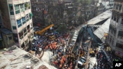 អ្នកជិះសេះពីរនាក់ថើបគ្នា ខណៈដែលពួកគេកំពុងជិះសេះក្នុងពិធីបុណ្យ San Juan នៅក្នុងក្រុង Ciutadella ប្រទេសអេស្ប៉ាញ នៅទិវា Saint John's Day។