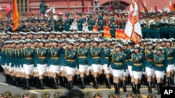 2020年6月24日俄罗斯举行纪念反法西斯战争胜利75周年阅兵,俄罗斯女兵列队走过莫科红场。(美联社)