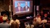 Para pemilih AS nonton bareng acara debat calon presiden hari Kamis, 27 Juni 2024, di New York (foto: ilustrasi). 