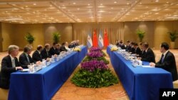 阿根廷总统米莱与中国国家主席习近平举行了首次会晤。米莱在稍早的G20峰会上与习近平握手,并誓言要加强阿根廷与中国之间的双边贸易。(阿根廷总统府/法新社发布)