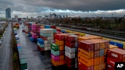 资料照:德国法兰克福货运码头堆放的集装箱。(2024年12月6日)