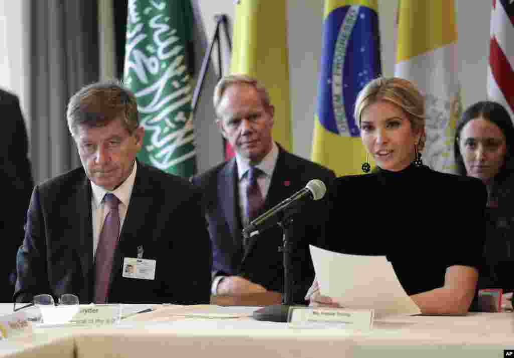 在联合国大会期间举行的主题为结束强制劳动, 现代奴役和贩卖人口行动的会议上,伊万卡·特朗普(右)讲话,国际劳工组织总干事赖德(Guy Ryder)坐在伊万卡左侧(2017年9月19日)。