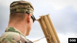 美国一名陆军士兵2017年11月1日维护一套萨德反导系统(美国陆军照片)