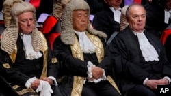 资料图: 澳大利亚籍的香港终审法院海外非常任法官施觉民(James Spigelman,右)2020年1月13日在香港出席一场活动。他同年9月2日因担心港版国安法问题而辞职。 (美联社)