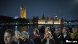 民众排长队等待瞻仰英女王的灵柩。(路透社2022年9月14日)