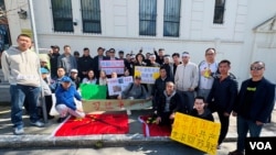 2025年3月9日旧金山湾区的民主活动人士在中国驻旧金山总领事馆前抗议习近平修宪及其对中国人民的暴政统治。(美国之音特约记者周星晨拍摄)