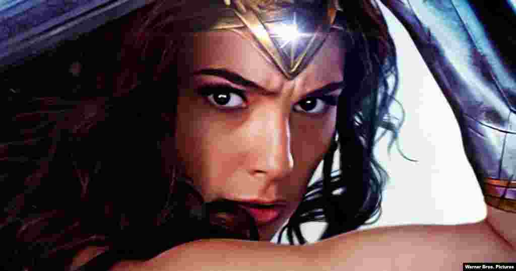 影片《神奇女侠》里女一号的剧照(华纳兄弟公司图片)。这是今年夏天最受期待的大片之一。扮演公主的盖尔·加朵是以色列模特,还曾经在以色列部队里担任格斗教练。