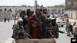 塔利班士兵在喀布尔街头巡逻。(2021年8月19日)