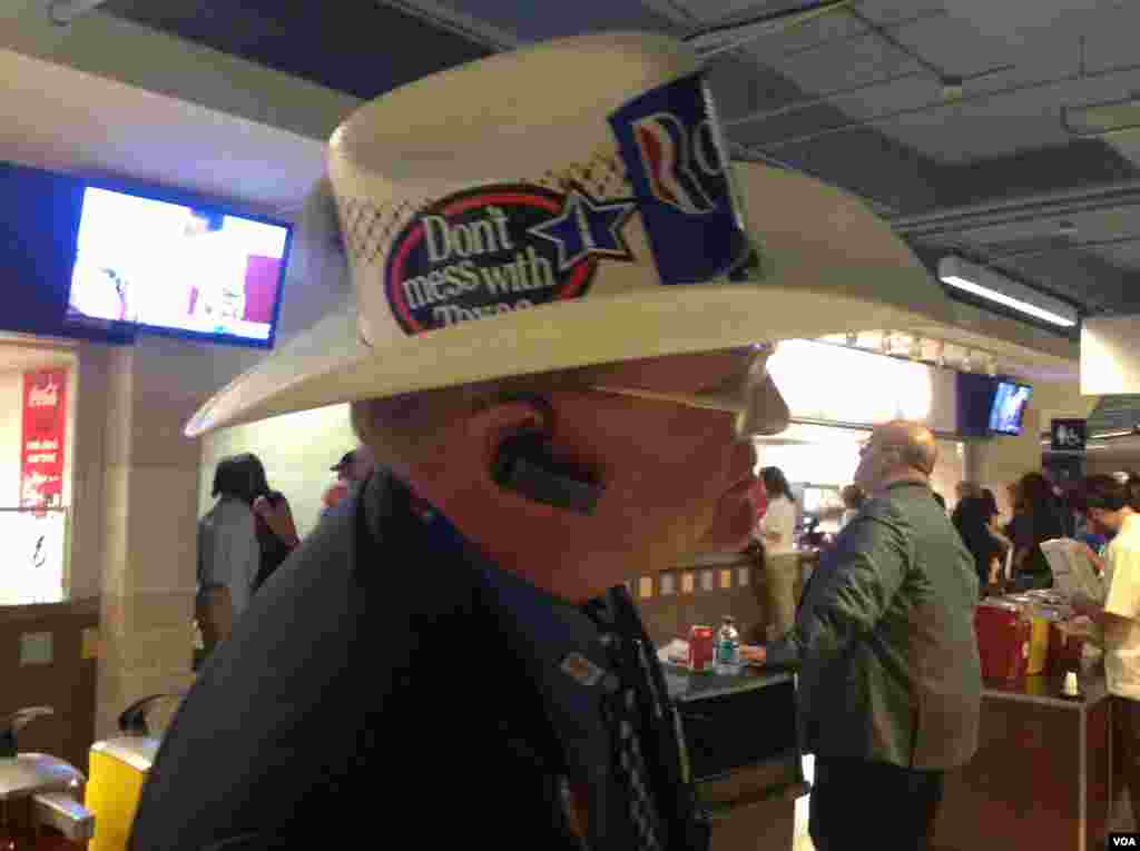 德州代表戴着"别给德克萨斯捣乱"的帽子