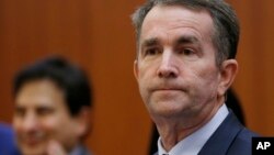 美国维吉尼亚州州长诺瑟姆(Ralph Northam)准备在记者会上讲话(2019年1月31日)
