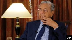 Thủ tướng Malaysia Mahathir Mohamad tại cuộc phỏng vấn với Associated Press ở Putrajaya, Malaysia, ngày 13/8/2018 về các dự án của Trung quốc.