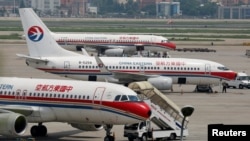 停在上海虹桥国际机场跑道上的中国东方航空公司的客机。(资料照)