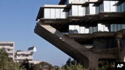 加州大学圣迭戈分校的一座七层建筑(右),里面有工程学院 (2013年10月2日)