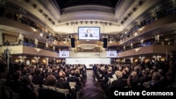 2019年2月15日德意志联邦共和国国防部长冯德莱恩在慕尼黑安全会议中央大厅发表讲话(慕尼黑安全会议网站知识共享图片)