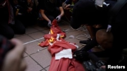 香港抗议者在屯门的示威活动中焚烧中国国旗。(2019年9月21日)