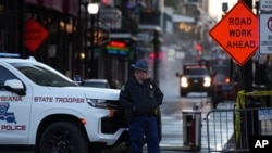 新奥尔良元旦袭击一天后,一名州警站在袭击发生地运河街和波旁街旁。(2025年1月2日)