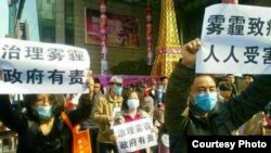 中国西安两名网民公开举牌要求政府治理日益严重的雾霾后,被当地警方传唤 (维权网)