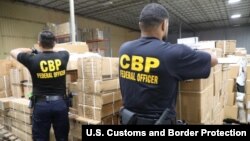 资料照片:美国海关与边境保护局在纽约/纽瓦克港扣押了一批中国新疆被怀疑用人发制作的进口产品(2020年7月1日)。
