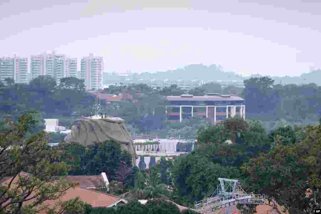 嘉佩乐酒店外景。该酒店所在的两座建筑建造于十九世纪80年代,作为当时英国殖民者在当地的海防基地。其中的军事食堂是提供军官及家人用餐和休闲娱乐的场所。每年圣诞节更会有派对在此举行。1958年,驻扎此地的新加坡第一炮兵团解散后,两座建筑被保存至今。  