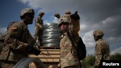 在美墨边境架设铁丝网的美军士兵(2018年11月8日)。