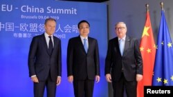 欧盟委员会主席容克和欧洲理事会主席图斯克在布鲁塞尔举行欧中峰会前欢迎中国总理李克强。(2019年4月9日)