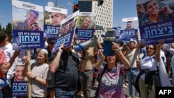 在以哈冲突中阵亡的以色列军人的家人5月5日举行示威,要求继续清剿哈马斯的战争努力。