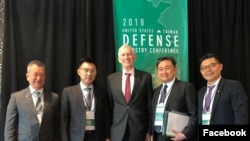 美国在台协会主席莫健(中)2019年10月7日在马里兰州埃利科特市与参加2019年美台国防工业会议的台湾代表合影,左起台湾汉翔公司董事长胡开宏、国民党立委江启臣、民进党立委王定宇、国民党立委许毓仁(台湾国民党立委许毓仁脸书)