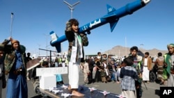 资料照片:胡塞武装的支持者在也门首都萨那集会,抗击美国打击也门境内的胡塞武装目标,并反对以色列在加沙的战争。(2024年2月23日)