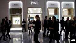 资料照片:纽约市消费者光顾新开的商业购物区。(2019年3月14日)