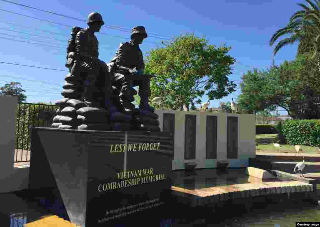 Tượng đài Chiến sĩ Úc-Việt trong công viên ở khu Phố Việt Cabramatta. (Ảnh: Bùi Văn Phú)