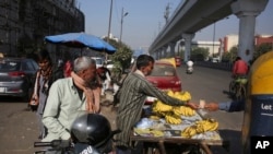 亚洲最大的蔬菜水果批发市场---印度新德里的阿扎德普尔曼迪。(资料照)