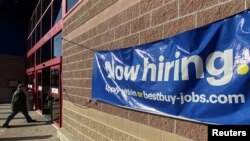美国新罕布什尔州一家百思买商店前的招聘员工广告 (2019年11月25日)