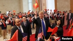 美国总统特朗普与越南总理阮春福在越南河内会面。(2019年2月27日)