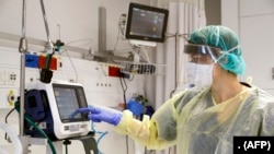 图为以色列医护人员展示的新冠病毒治疗防护设备(2020年3月16日)。